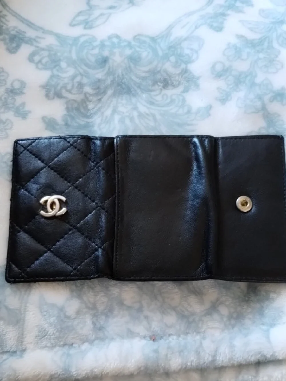 CHANEL Black Quilted Leather Key Case with Gold CC Emblem - Picture 5 of 6